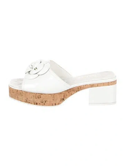 Pre-owned Chanel Interlocking Cc Logo Patent Leather Slides In White