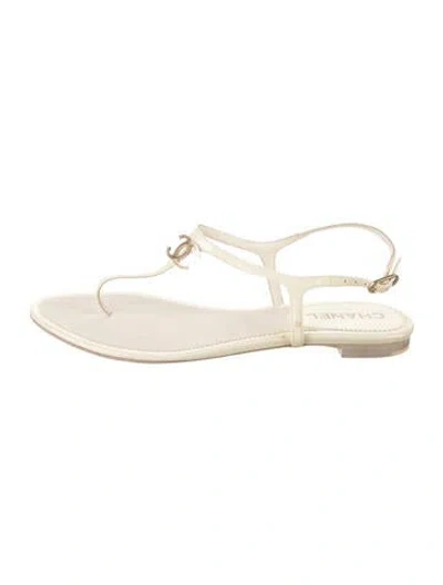 Pre-owned Chanel Interlocking Cc Logo Patent Leather T-strap Sandals In Neutral