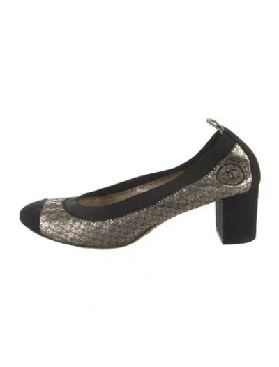 Pre-owned Chanel Interlocking Cc Logo Pumps In Multi