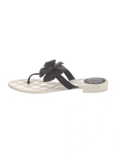 Pre-owned Chanel Interlocking Cc Logo Rubber Flip Flops In Black/white