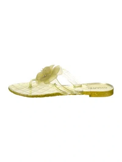 Pre-owned Chanel Interlocking Cc Logo Rubber Flip Flops In Metallic/yellow