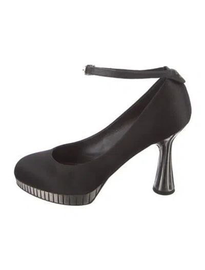 Pre-owned Chanel Interlocking Cc Logo Satin Pumps In Black