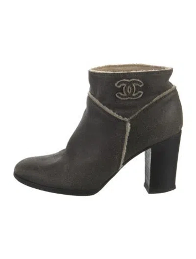 Pre-owned Chanel Interlocking Cc Logo Shearling Boots In Gray