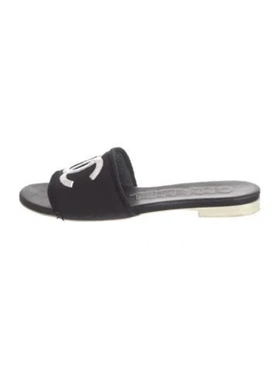 Pre-owned Chanel Interlocking Cc Logo Slides In Black