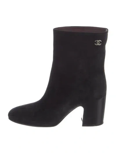Pre-owned Chanel Interlocking Cc Logo Suede Boots In Black