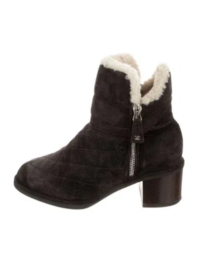 Pre-owned Chanel Interlocking Cc Logo Suede Boots In Black