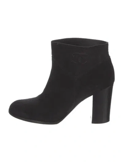 Pre-owned Chanel Interlocking Cc Logo Suede Boots In Black