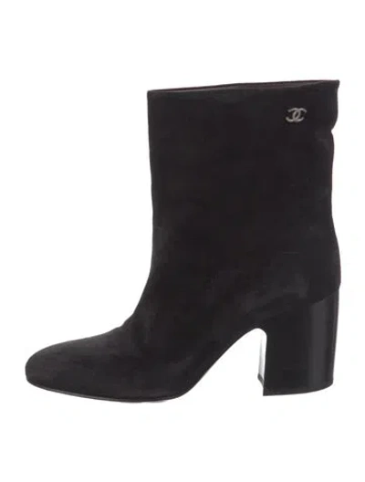 Pre-owned Chanel Interlocking Cc Logo Suede Boots In Black