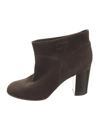 Pre-owned Chanel Interlocking Cc Logo Suede Boots In Brown