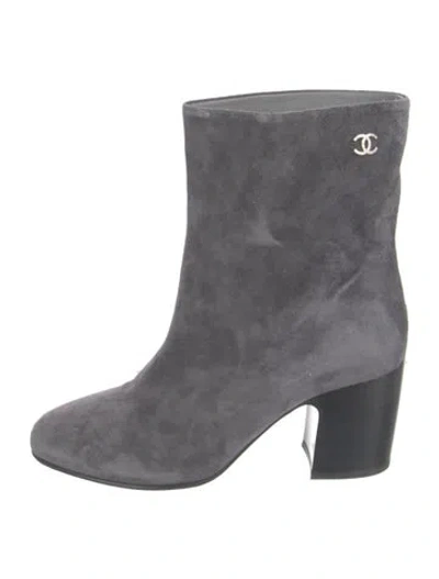Pre-owned Chanel Interlocking Cc Logo Suede Boots In Gray