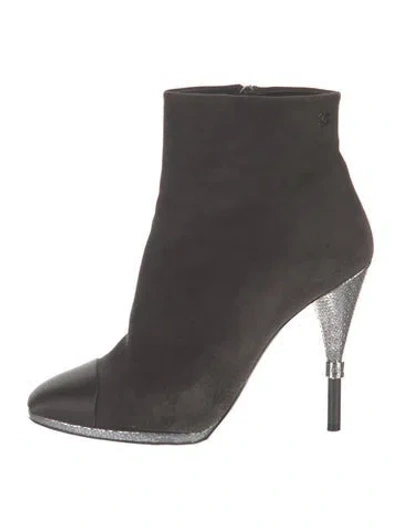 Pre-owned Chanel Interlocking Cc Logo Suede Boots In Gray