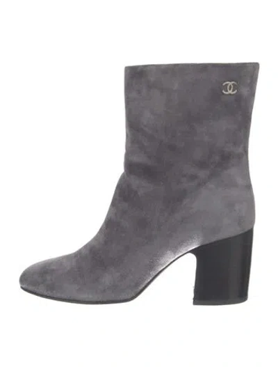 Pre-owned Chanel Interlocking Cc Logo Suede Boots In Gray