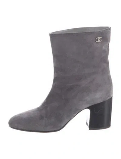 Pre-owned Chanel Interlocking Cc Logo Suede Boots In Gray