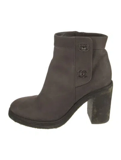 Pre-owned Chanel Interlocking Cc Logo Suede Boots In Gray