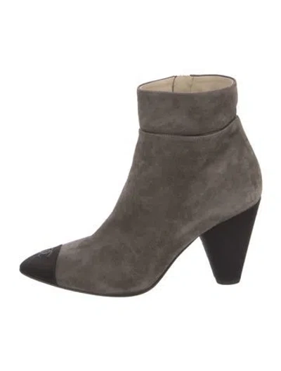 Pre-owned Chanel Interlocking Cc Logo Suede Boots In Gray