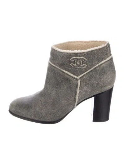 Pre-owned Chanel Interlocking Cc Logo Suede Boots In Gray