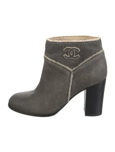 Pre-owned Chanel Interlocking Cc Logo Suede Boots In Gray