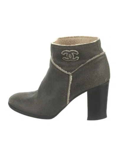 Pre-owned Chanel Interlocking Cc Logo Suede Boots In Grey