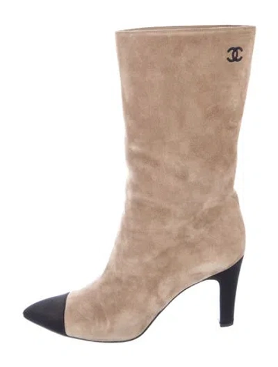 Pre-owned Chanel Interlocking Cc Logo Suede Boots In Neutral