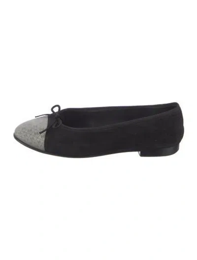 Pre-owned Chanel Interlocking Cc Logo Suede Flats In Black