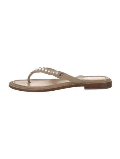 Pre-owned Chanel Interlocking Cc Logo Suede Flip Flops In Neutrals