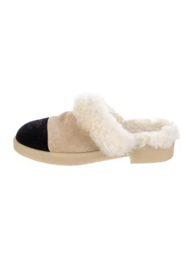 Pre-owned Chanel Interlocking Cc Logo Suede Mules