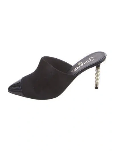 Pre-owned Chanel Interlocking Cc Logo Suede Mules In Black