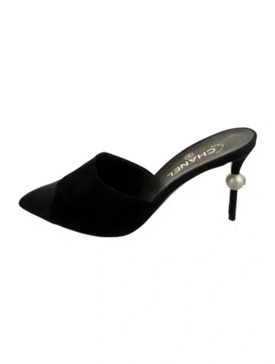 Pre-owned Chanel Interlocking Cc Logo Suede Mules In Black