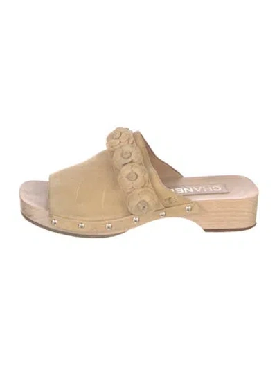 Pre-owned Chanel Interlocking Cc Logo Suede Mules In Neutral