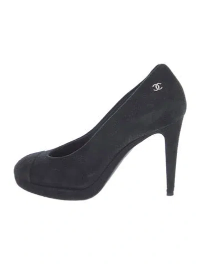 Pre-owned Chanel Interlocking Cc Logo Suede Pumps In Black