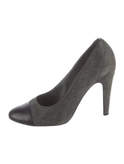 Pre-owned Chanel Interlocking Cc Logo Suede Pumps In Gray