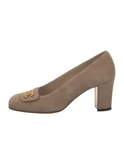 Pre-owned Chanel Interlocking Cc Logo Suede Pumps In Neutrals