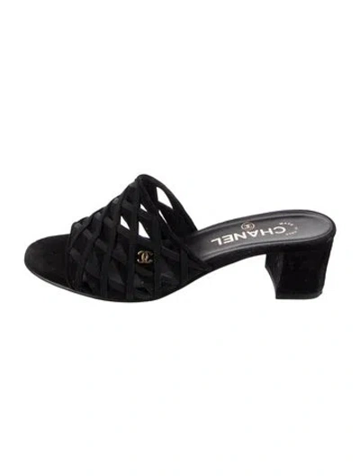 Pre-owned Chanel Interlocking Cc Logo Suede Slides In Black