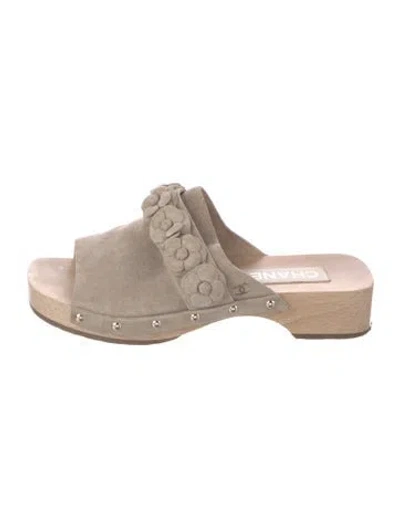 Pre-owned Chanel Interlocking Cc Logo Suede Slides In Neutral