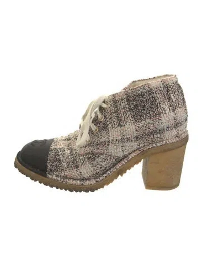 Pre-owned Chanel Interlocking Cc Logo Tweed Boots In White