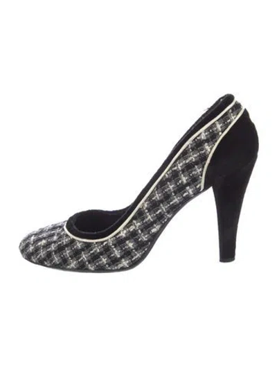 Pre-owned Chanel Interlocking Cc Logo Tweed Pumps In Black