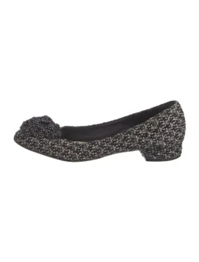 Pre-owned Chanel Interlocking Cc Logo Tweed Pumps In Black
