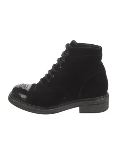 Pre-owned Chanel Interlocking Cc Logo Velvet Combat Boots In Black