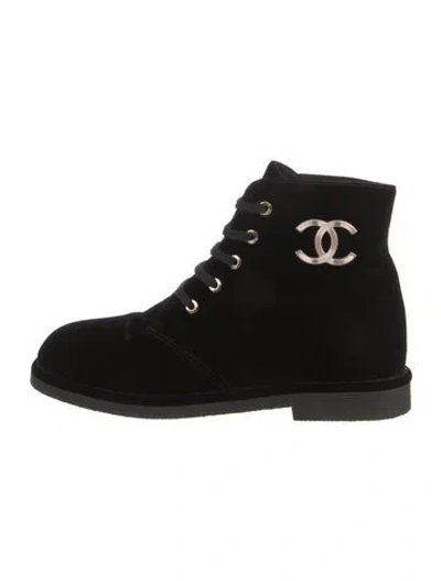 Pre-owned Chanel Interlocking Cc Logo Velvet Lace-up Boots In Black