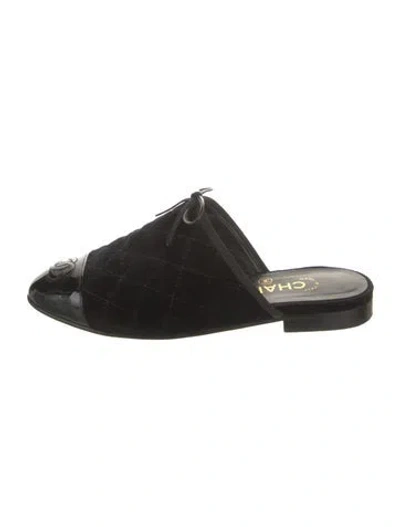 Pre-owned Chanel Interlocking Cc Logo Velvet Mules In Black