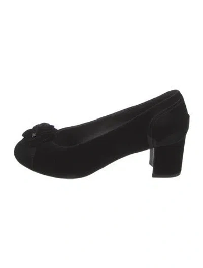 Pre-owned Chanel Interlocking Cc Logo Velvet Pumps In Black