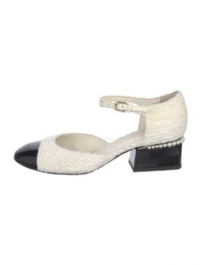 Pre-owned Chanel Interlocking Cc Logo Velvet Pumps In White