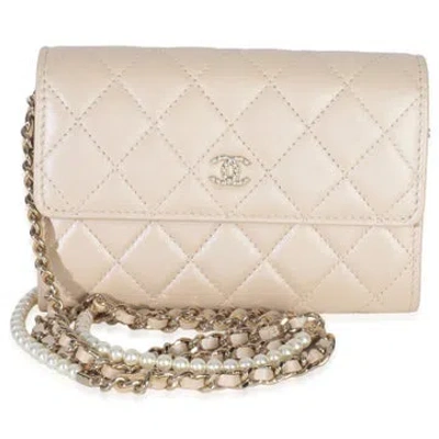 Pre-owned Chanel Interlocking Cc Paris Hamburg Pearl Clutch With Chain In Neutral