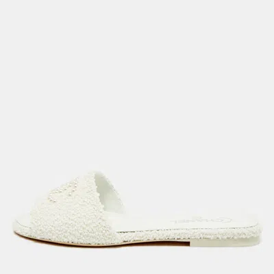 Pre-owned Chanel Interlocking Cc Size 41 White Fabric Flat Slides