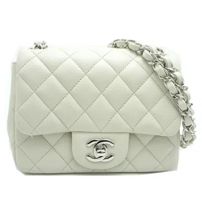 Pre-owned Chanel Ivory Grained Calfskin Shoulder Bag () In White