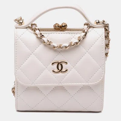 Pre-owned Chanel Ivory Mini Cc Quilted Lambskin Kiss Lock Frame Top Handle Clutch With Chain