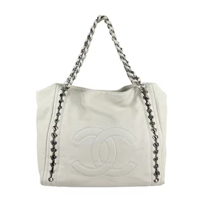 Pre-owned Chanel Ivory Leather Shoulder Bag ()