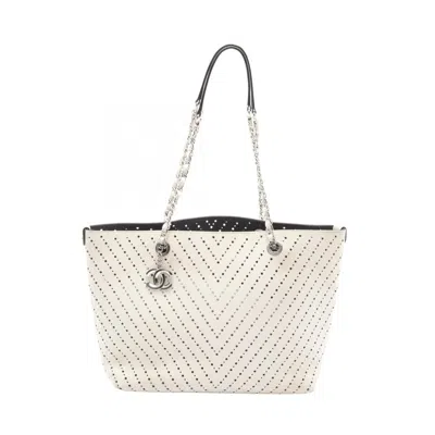 Pre-owned Chanel Ivory Leather Tote Bag () In White