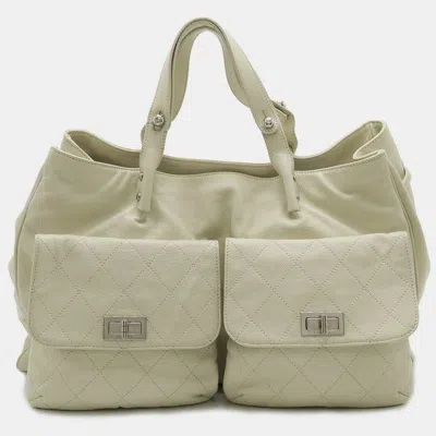 Pre-owned Chanel Ivory White Caviar Skin Leather 2.55 Matelasse Turnlock Tote Bag In Beige