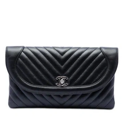 Pre-owned Chanel Lambskin Cc Chevron Lambskin Round Flap Clutch In Black